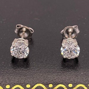 1 Ct diamond stud earrings