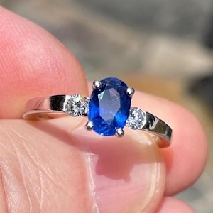 Lady’s Ceylon sapphire ring