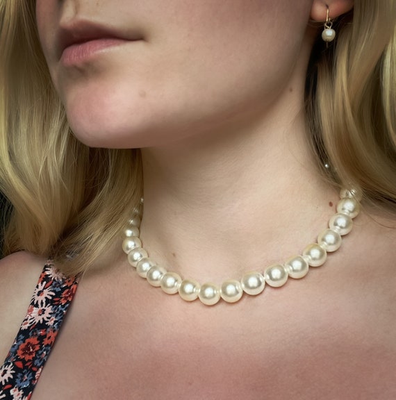 A vintage faux pearl double row necklace with an ornate clasp