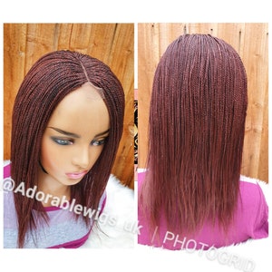 Peut inclure: Une perruque de couleur bordeaux avec une frange en dentelle et un style bob. La perruque est faite de petits cheveux tressés serrés.