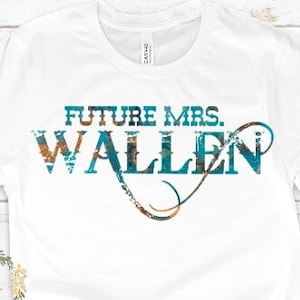 Könnte beinhalten: Weißes T-Shirt mit dem Text "Future Mrs. Wallen" in blauen und goldenen Buchstaben mit einem Used-Look.