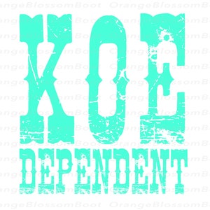 Puede incluir: Un gráfico azul turquesa con el texto "KOE DEPENDENT" en una fuente de estilo vintage y desgastada.