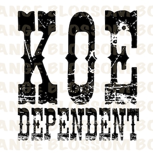 Puede incluir: Gráfico en blanco y negro desgastado con el texto "KOE DEPENDENT" en una fuente de estilo vintage.