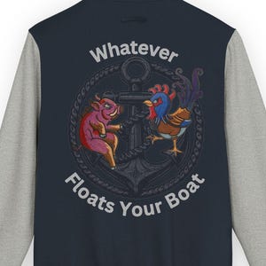 Puede incluir: Chaqueta universitaria azul marino y gris con un gráfico de un cerdo y un gallo sobre un ancla, con el texto "Whatever Floats Your Boat". La chaqueta tiene mangas grises y rayas blancas en el cuello, los puños y el dobladillo.