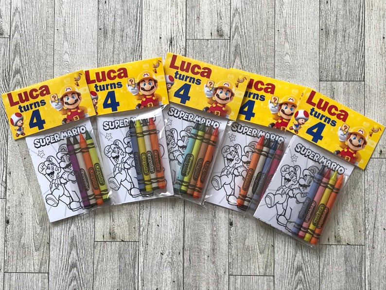 Puede incluir: Cuatro bolsas de regalo para fiestas con libros para colorear y l&aacute;pices de colores. Cada bolsa tiene un tema de Super Mario y dice "Luca cumple 4 a&ntilde;os".