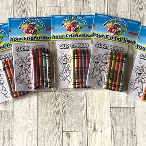 Puede incluir: Cinco bolsas de regalo para fiestas con p&aacute;ginas para colorear y crayones. Cada bolsa tiene una p&aacute;gina para colorear de Super Mario con un personaje del juego. Las bolsas tienen un borde azul y blanco con el texto "Have a Great Summer" y "Your Friend Joe" o "Your Friend Joey".
