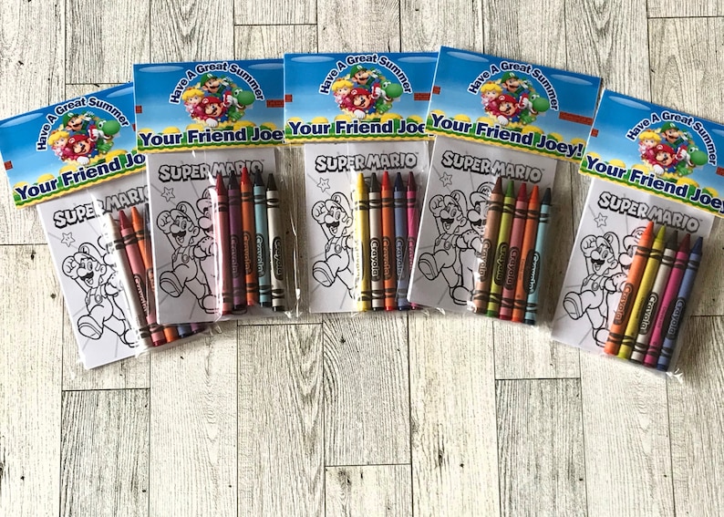 Puede incluir: Cinco bolsas de regalo para fiestas con p&aacute;ginas para colorear y crayones. Cada bolsa tiene una p&aacute;gina para colorear de Super Mario con un personaje del juego. Las bolsas tienen un borde azul y blanco con el texto "Have a Great Summer" y "Your Friend Joe" o "Your Friend Joey".
