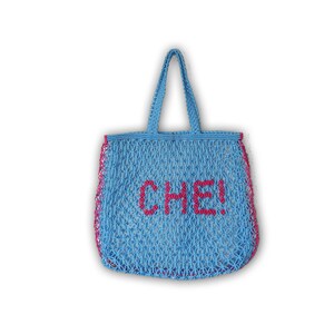 Puede incluir: Una bolsa de mano de malla azul claro con asas rosas y la palabra "CHE!" bordada en rosa.