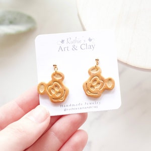 Orecchini pendenti Mickey Waffle / Orecchini Mickey Waffle in argilla polimerica fatti a mano / Piccoli orecchini ispirati a Disney / Orecchini a tema parco Disney