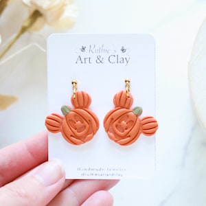 Pendants d&#39;oreilles citrouille Jack O Lantern Mickey | Clous d&#39;oreilles inspirés de Disney faits main en pâte polymère | Boucles d&#39;oreilles pendantes souris Halloween