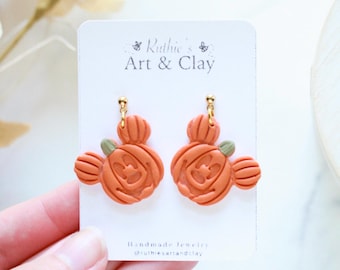 Pendientes colgantes de calabaza de Mickey y Jack-O-Lantern / Pendientes de arcilla polimérica hechos a mano inspirados en Disney / Pendientes colgantes de ratón de Halloween