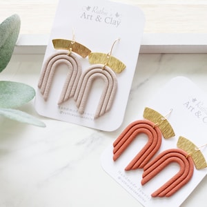 Boho gewölbte und Gold Clay Ohrringe | Handgemachte Statement Ohrringe aus Polymer Clay | Leichte Schmuck aus Ton | Trendige Ohrringe