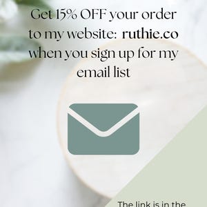 Peut inclure: Image avec le texte : "Obtenez 15% de r&eacute;duction sur votre commande sur mon site web : ruthie.co lorsque vous vous inscrivez &agrave; ma liste de diffusion." Une ic&ocirc;ne d'enveloppe turquoise est au centre. Le texte "Le lien est dans la description de cette annonce et aussi dans l'annonce de ma boutique !" est en bas.