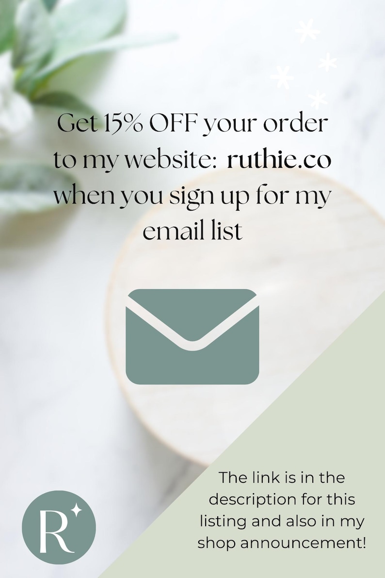Peut inclure: Image avec le texte : "Obtenez 15% de r&eacute;duction sur votre commande sur mon site web : ruthie.co lorsque vous vous inscrivez &agrave; ma liste de diffusion." Une ic&ocirc;ne d'enveloppe turquoise est au centre. Le texte "Le lien est dans la description de cette annonce et aussi dans l'annonce de ma boutique !" est en bas.