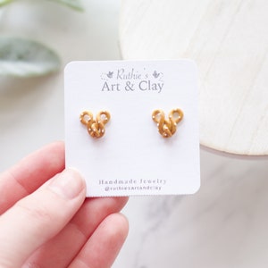 Orecchini a bottone Mickey Pretzel / Orecchini fatti a mano in pasta polimerica Mickey Pretzel / Piccoli orecchini a tema Disney / Orecchini ispirati al parco Disney