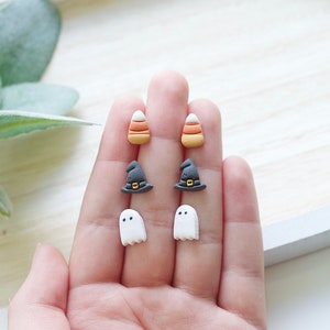 Lot de clous d&#39;oreilles fantôme d&#39;Halloween, bonbons au maïs et chapeau de sorcière | Boucles d&#39;oreilles en argile faites main sur le thème d&#39;Halloween | Boucles d&#39;oreilles Halloween