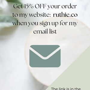 Puede incluir: Imagen con texto que promociona un sitio web y la suscripci&oacute;n por correo electr&oacute;nico. El texto dice: "Obt&eacute;n un 15% de DESCUENTO en tu pedido en mi sitio web: ruthie.co cuando te registras en mi lista de correo electr&oacute;nico". Se muestra un icono de sobre turquesa. Tambi&eacute;n se incluye el texto "&iexcl;El enlace est&aacute; en la descripci&oacute;n de este anuncio y tambi&eacute;n en el anuncio de mi tienda!"