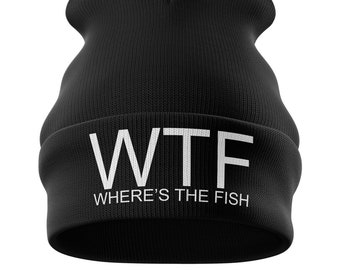 Pode incluir: Boné preto com texto branco que diz "WTF WHERE'S THE FISH".