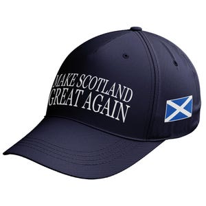 Op de afbeelding: Een marineblauwe baseballpet met de tekst "MAKE SCOTLAND GREAT AGAIN" in witte letters. De pet heeft de Schotse vlag aan de zijkant. De pet is gemaakt van duurzaam materiaal en heeft een gebogen klep.