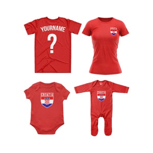 Könnte beinhalten: Rote T-Shirts mit der kroatischen Flagge. Die Shirts sind für Erwachsene und Babys. Die Erwachsenen-Shirts haben den Schriftzug "YOURNAME" auf der Rückseite.