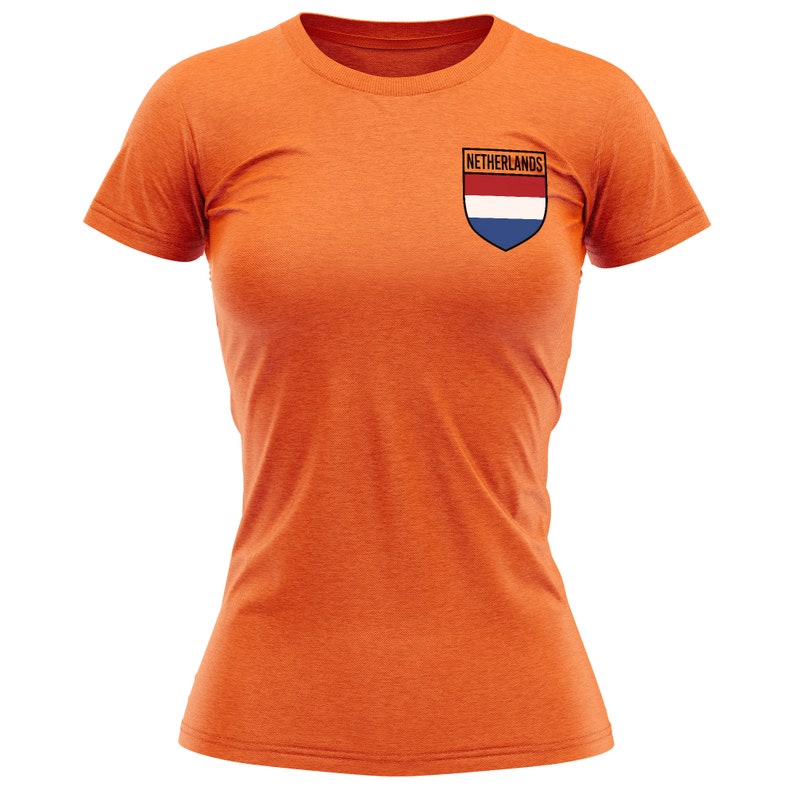 Pode incluir: Camiseta laranja com um pequeno patch no peito esquerdo com a bandeira holandesa e a palavra "Pa&iacute;ses Baixos" acima.
