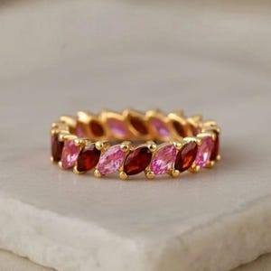 マーキスカットのピンクサファイアとレッドルビーのエタニティリング、14Kゴールド、交互に配置された宝石バンド、上品でカラフルなブライダルアニバーサリーリングギフト