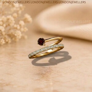 Goldener Granat-Wickelring, offener Diamant-Pavé-Ring, roter Edelstein-Bypass-Ring, Geburtsstein-Schmuck für Januar, zierlicher minimalistischer Stapelring