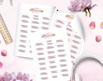 Może przedstawiać: Dwa arkusze papieru ze słowem "DIVINATION" i wydrukowanymi afirmacjami. Tekst jest w kolorze złotym. Papier leży na różowym tle z różowymi płatkami kwiatów, linijką, spinaczami do papieru oraz białymi i różowo-złotymi słuchawkami.