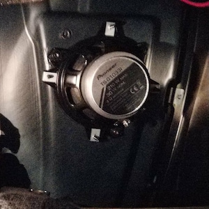 Könnte beinhalten: Ein silberner Pioneer-Autolautsprecher mit der Modellnummer TS-G1031 und dem Text "210 W MAX 90 W RMS 4 ohms" auf dem Lautsprecher.