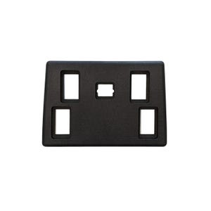 Puede incluir: Panel de plástico negro con cinco recortes rectangulares, cuatro de los cuales están espaciados uniformemente y dos están alineados verticalmente a cada lado del panel. El quinto recorte está centrado por encima de los otros cuatro.