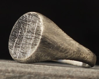 Handgemachter ovaler Siegelring aus Sterlingsilber: Unisex-Design, stapelbar