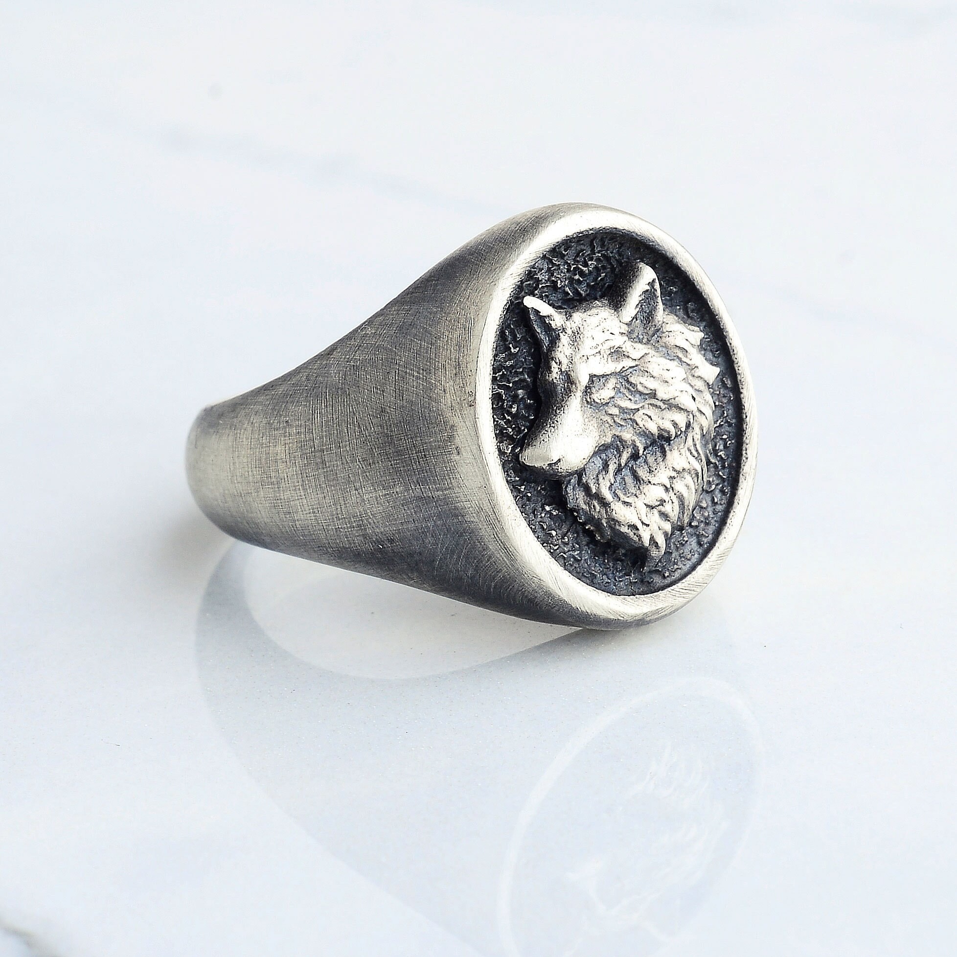 Anello da uomo con sigillo in argento con lupo ululante sulla Anello da uomo con sigillo in argento con lupo ululante sulla