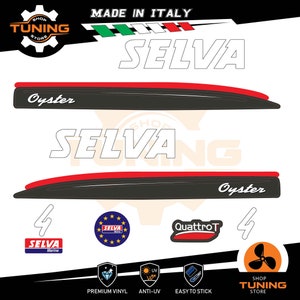 Puede incluir: Calcoman&iacute;as SELVA Oyster negras y rojas con el texto "Made in Italy". La imagen incluye logotipos de "Shop Tuning Store", "Selva Marine", "QuattroT" e iconos de vinilo premium, anti-UV y f&aacute;cil de pegar.