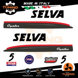 Puede incluir: Calcoman&iacute;as SELVA Oyster negras y rojas con el texto "MADE IN ITALY". La imagen incluye logotipos de SELVA Marine, QuattroT y Shop Tuning Store. Caracter&iacute;sticas: vinilo premium, protecci&oacute;n anti-UV y f&aacute;cil aplicaci&oacute;n.