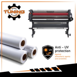 Puede incluir: Una laminadora de gran formato con un rodillo rojo y rollos de vinilo blanco. La imagen tambi&eacute;n incluye un logotipo que dice "Shop Tuning Store" y un gr&aacute;fico que dice "Anti - UV protection".