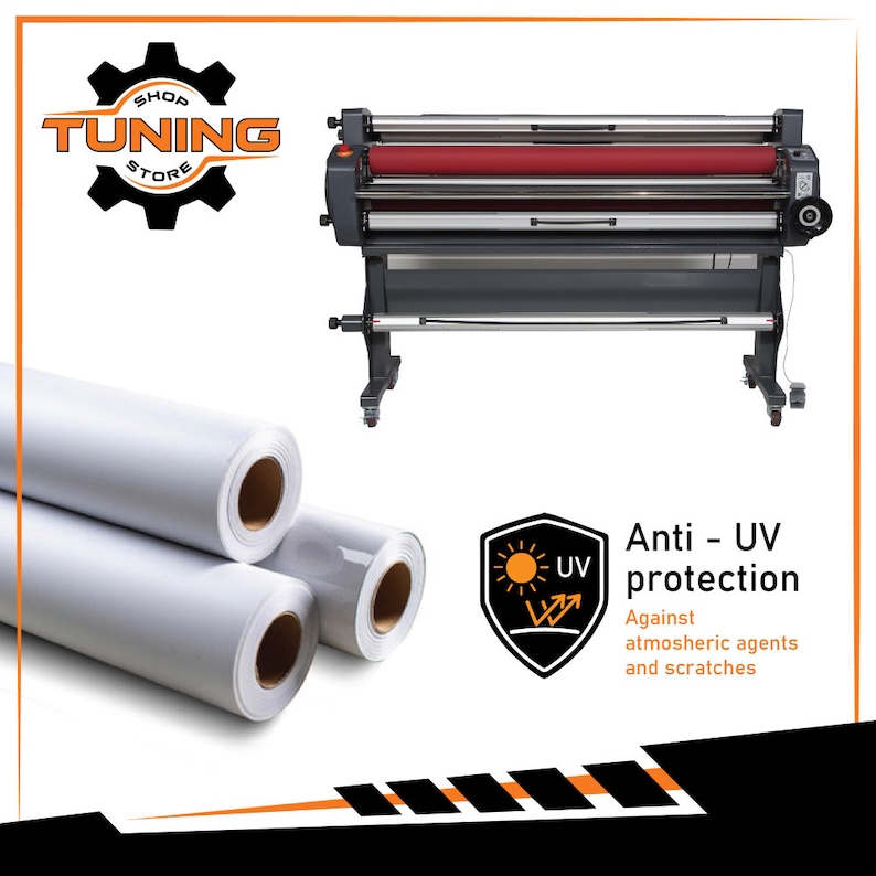 Puede incluir: Una laminadora de gran formato con un rodillo rojo y rollos de vinilo blanco. La imagen tambi&eacute;n incluye un logotipo que dice "Shop Tuning Store" y un gr&aacute;fico que dice "Anti - UV protection".