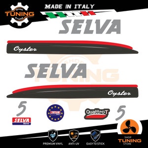 Puede incluir: Dos calcoman&iacute;as negras SELVA Oyster para barcos con detalles en rojo. Las calcoman&iacute;as est&aacute;n etiquetadas como "Made in Italy" e incluyen logotipos de "SELVA Marine", "QuattroT" y "Shop Tuning Store". Las calcoman&iacute;as son de vinilo de primera calidad y anti-UV.