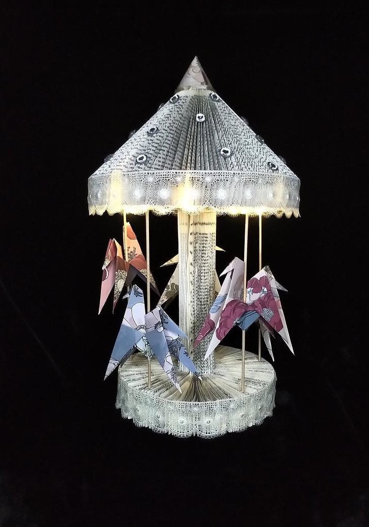 Carrousel Lumineux en Papier de Livres Recyclés