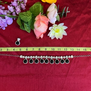 Pu&ograve; includere: Una collana d'argento con una catena e pietre nere e bianche. La collana &egrave; lunga 45,7 cm e ha un paio di orecchini abbinati.