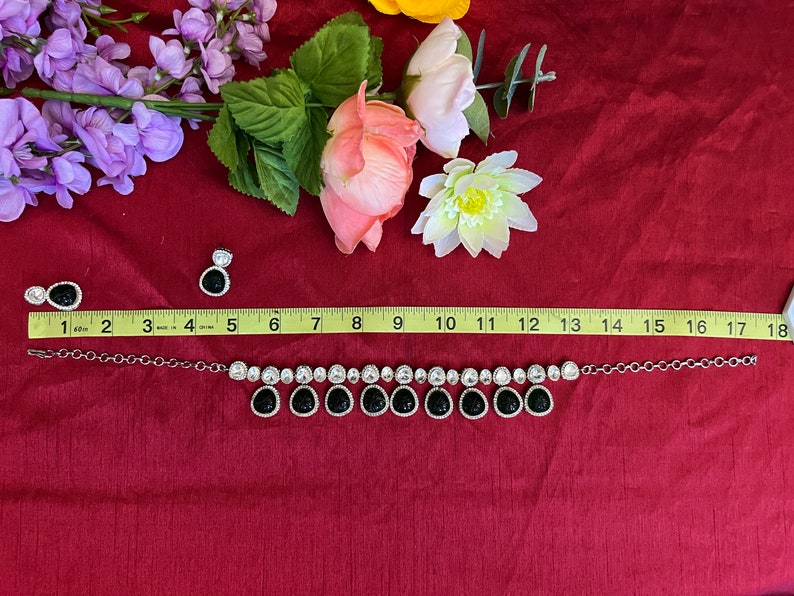 Pu&ograve; includere: Una collana d'argento con una catena e pietre nere e bianche. La collana &egrave; lunga 45,7 cm e ha un paio di orecchini abbinati.