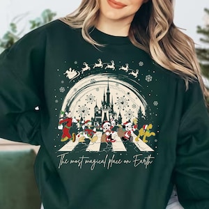 Sudadera de Disney "El lugar más mágico de la Tierra", camiseta navideña de Magic Kingdom, sudadera navideña de Mickey y sus amigos, camiseta familiar de Disney imagen 1