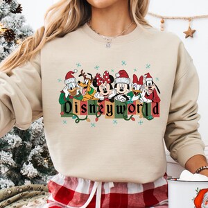 Sudadera navideña de Disneyworld, camiseta navideña vintage de Disney, camiseta navideña de Mickey y sus amigos, camiseta de fiesta navideña, muy feliz Navidad imagen 1