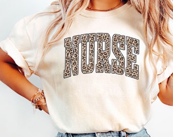 Sudadera de enfermera con estampado de leopardo, camiseta de enfermera, camiseta de enfermera bonita, sudadera de enfermera, camiseta de estudiante de enfermería, regalo para enfermera nueva, sudadera de enfermera titulada