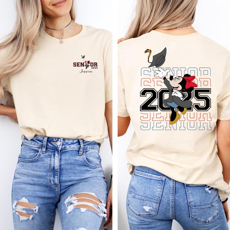 Puede incluir: Una camiseta beige con un gr&aacute;fico de Mickey Mouse con una gorra y una bata de graduaci&oacute;n. El texto "Senior 2025" est&aacute; impreso en la parte posterior de la camiseta. La parte delantera de la camiseta tiene el texto "Senior 2025 Jessica" impreso en ella.