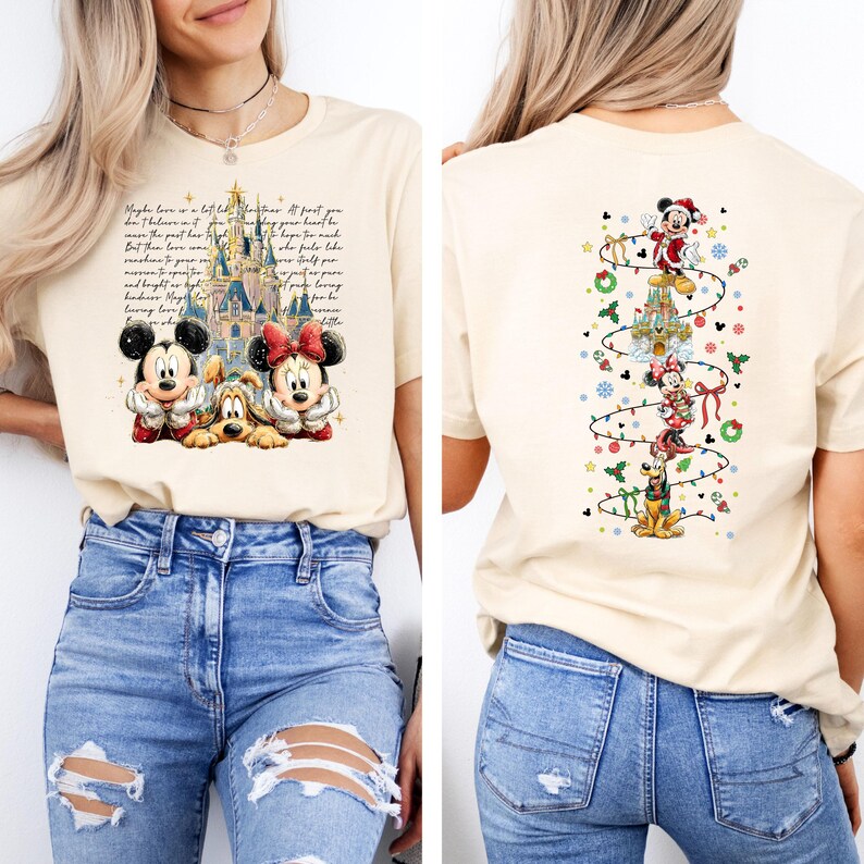 Puede incluir: Camiseta beige con Mickey y Minnie Mouse y Pluto frente a un castillo. La parte delantera de la camiseta tiene texto. La parte trasera de la camiseta tiene un dise&ntilde;o vertical con Mickey, Minnie, Pluto y un castillo, con luces navide&ntilde;as.