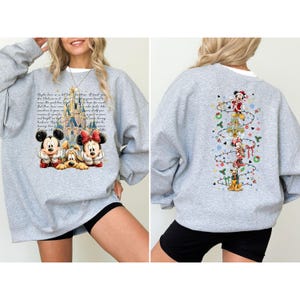 Puede incluir: Sudadera gris claro con Mickey Mouse, Minnie Mouse y Pluto con atuendos festivos. El dise&ntilde;o frontal incluye un castillo y escritura, mientras que la parte trasera muestra un dise&ntilde;o de &aacute;rbol de Navidad con personajes de Disney. Una prenda c&oacute;moda y festiva.