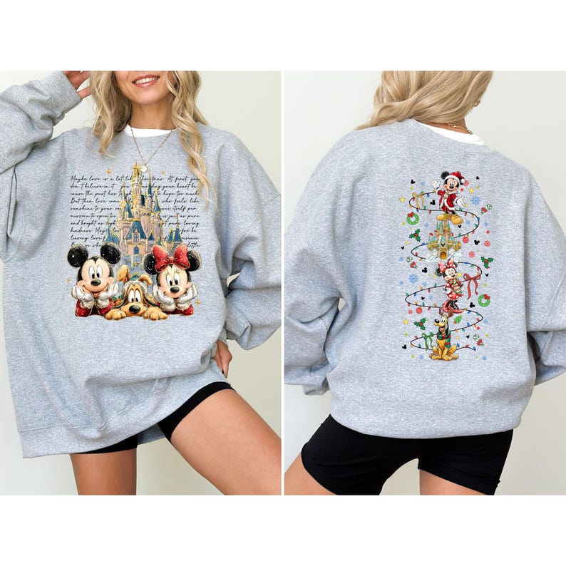 Puede incluir: Sudadera gris claro con Mickey Mouse, Minnie Mouse y Pluto con atuendos festivos. El dise&ntilde;o frontal incluye un castillo y escritura, mientras que la parte trasera muestra un dise&ntilde;o de &aacute;rbol de Navidad con personajes de Disney. Una prenda c&oacute;moda y festiva.