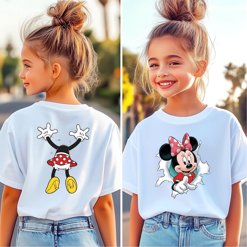 K&ouml;nnte beinhalten: Wei&szlig;es T-Shirt mit einem Minnie-Mouse-Motiv. Auf der Vorderseite ist Minnie Mouse, die aus einem Loch bricht, und auf der R&uuml;ckseite befindet sich eine Minnie-Mouse-Grafik. Das Design umfasst einen roten Polka-Dot-Rock und gelbe Schuhe.