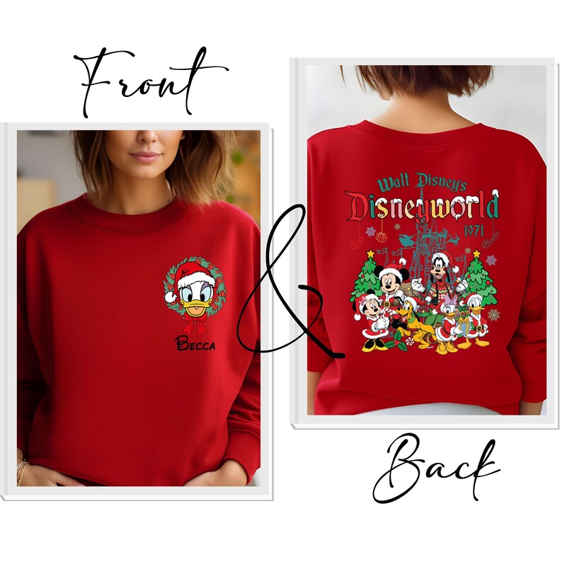 Op de afbeelding: Rode sweatshirt met Donald Duck in een kerstmuts en krans op de voorkant, met de naam "Becca" eronder. De achterkant toont een Disney World-afbeelding met Mickey Mouse en andere personages, samen met de tekst "Walt Disney's Disneyworld 1971."
