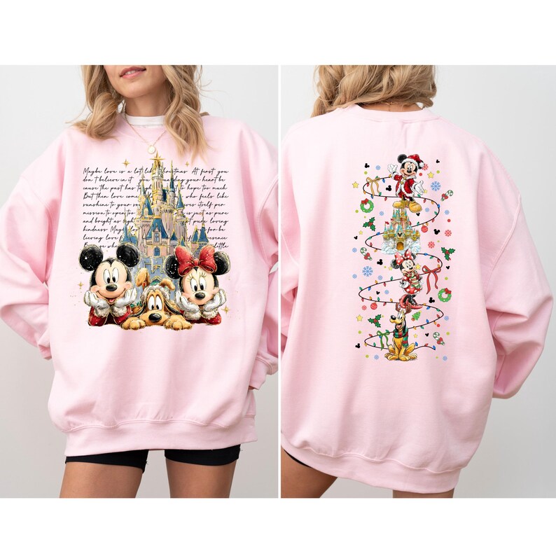 Puede incluir: Sudadera rosa con un dise&ntilde;o navide&ntilde;o con Mickey y Minnie Mouse y Pluto. La parte delantera tiene un gr&aacute;fico de castillo y texto. La parte trasera tiene un dise&ntilde;o de &aacute;rbol de Navidad con Mickey, Minnie y Pluto.